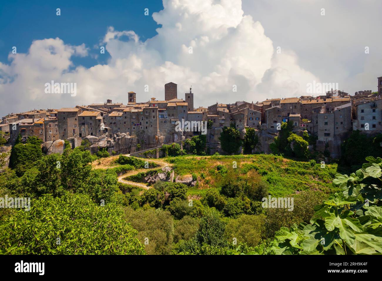 Fangen Sie den zeitlosen Reiz des Dorfes Vitorchiano mit rustikalen Residenzen, majestätischen Kirchen und ruhigen Landschaften ein. Stockfoto