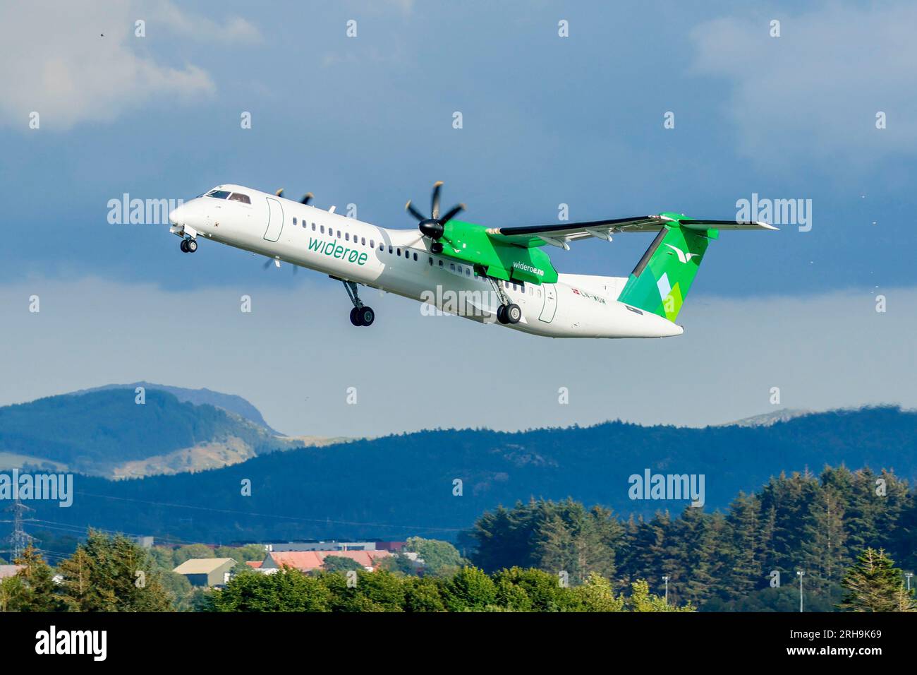 Sola 20230802.A De Havilland Canada Dash 8-400 aus Wideroe, mit Identifikationsnummer LN-WDM, startet vom Stavanger Airport Sola. Foto: Paul Kleiven / NTB Stockfoto