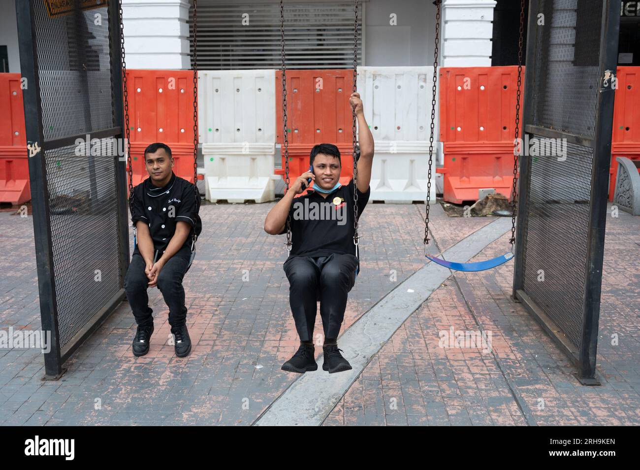 Wanderarbeitnehmer gehen in Kontakt und schicken Geld nach Hause, Kuala Lumpur, Malaysia Stockfoto