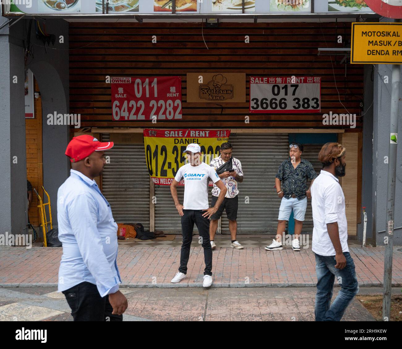 Wanderarbeitnehmer gehen in Kontakt und schicken Geld nach Hause, Kuala Lumpur, Malaysia Stockfoto
