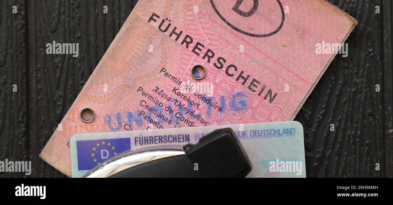 Ein alter und neuer deutscher Führerschein mit der Aufschrift „Führerschein“ und einem Autoschlüssel Stockfoto