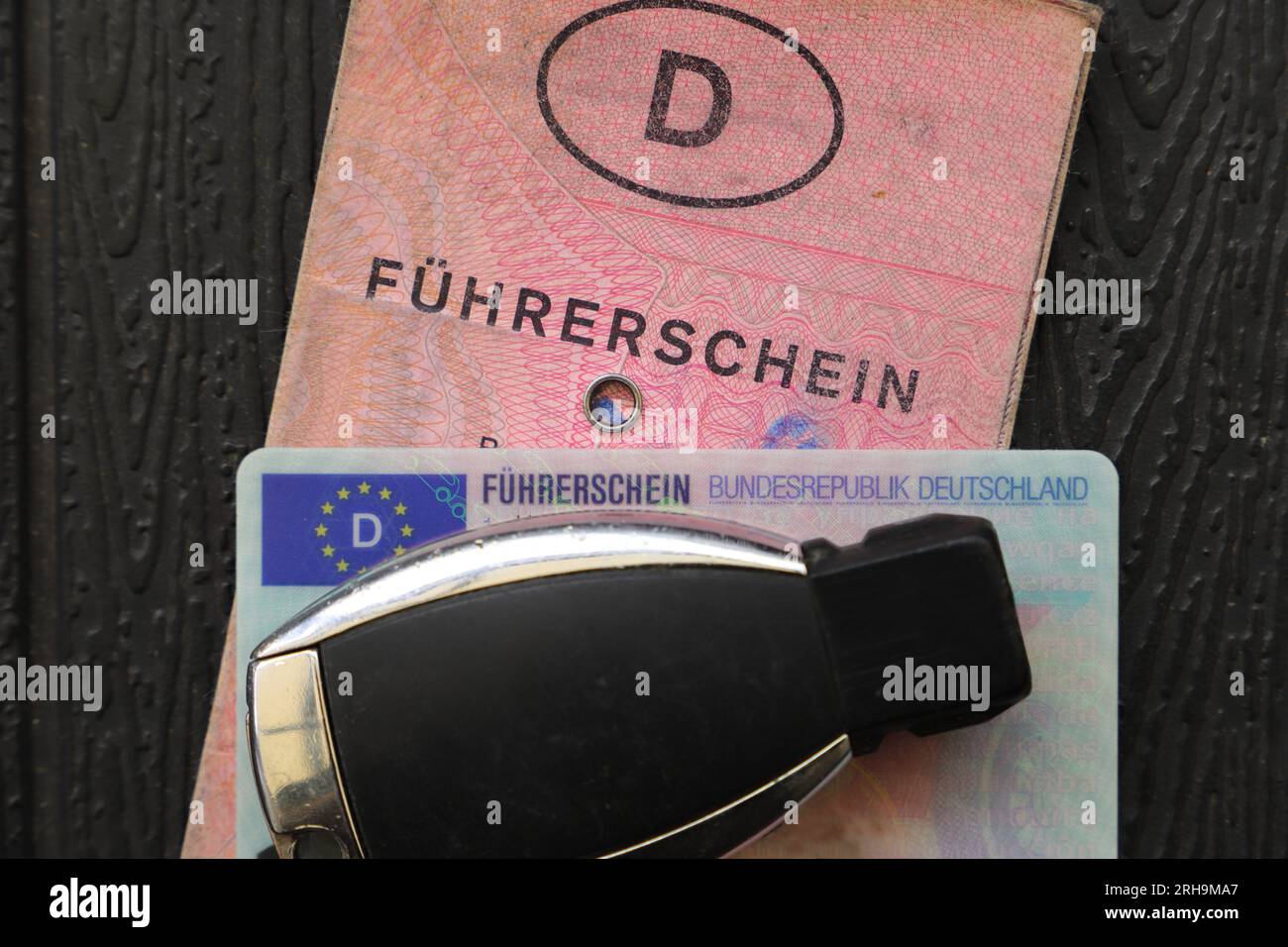 Ein alter und neuer deutscher Führerschein mit der Aufschrift „Führerschein“ und einem Autoschlüssel Stockfoto