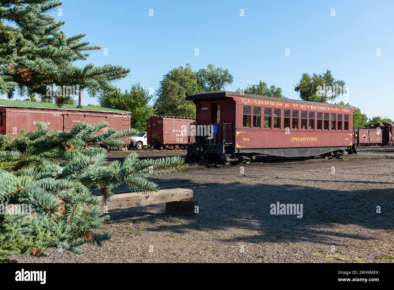 Geparkter roter Pkw für die Cumbres & Toltec Scenic Railroad, eine Schmalspurbahn, die ein nationales historisches Wahrzeichen ist, Chama, New Mexico, USA. Stockfoto