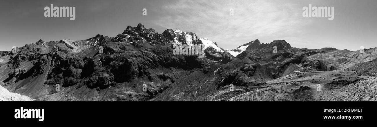 Panoramablick auf dem Weg nach Vinicunca (Regenbogenberg) in Schwarzweiß, Peru Stockfoto