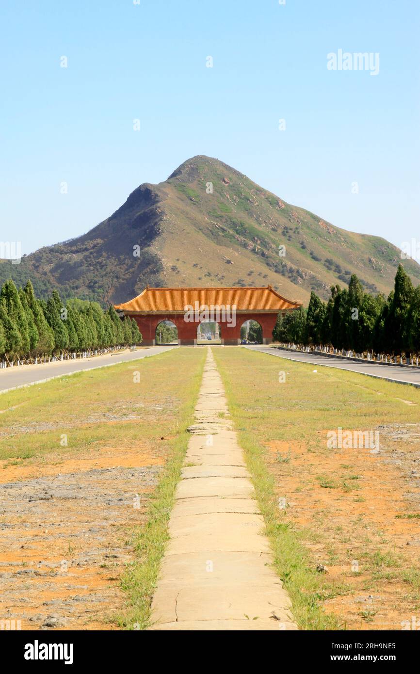 ZUNHUA - 11. MAI: Großes rotes Tor und Venusgebirge in den östlichen Königsgräbern der Qing-Dynastie am 11. Mai 2013, Zunhua, Provinz Hebei, china. Stockfoto