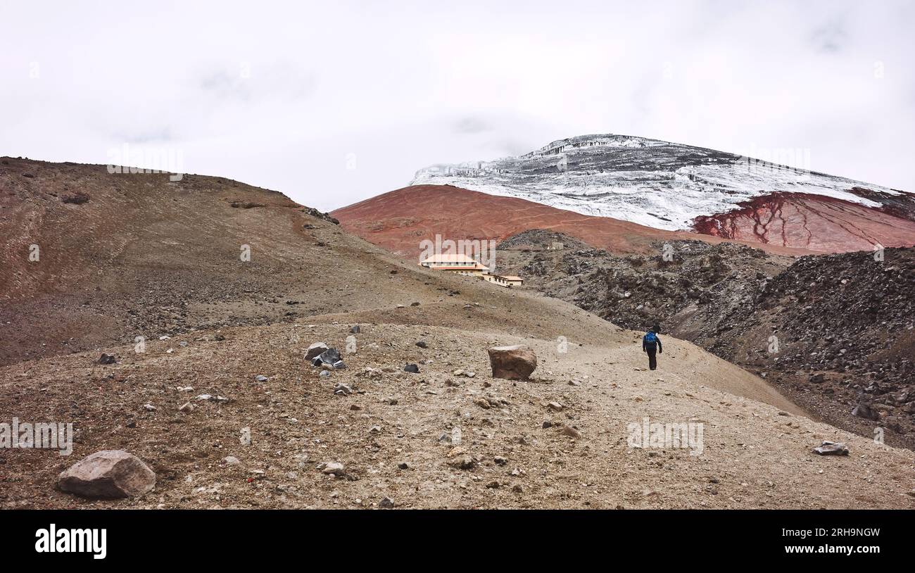 Cotopaxi-Vulkan in den Wolken, Farbtönung angewendet, Cotopaxi-Nationalpark, Ecuador. Stockfoto
