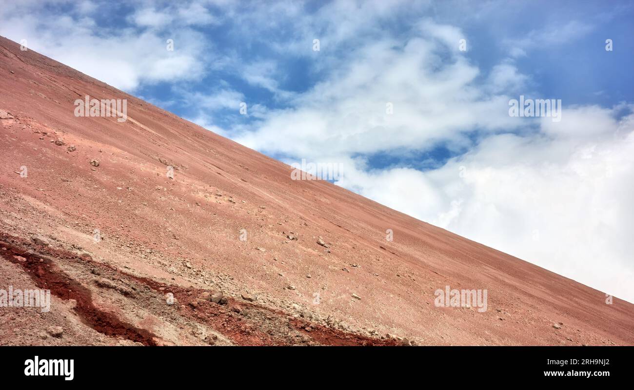 Der Hang des Vulkans Cotopaxi, Naturhintergrund, Cotopaxi Nationalpark, Ecuador. Stockfoto