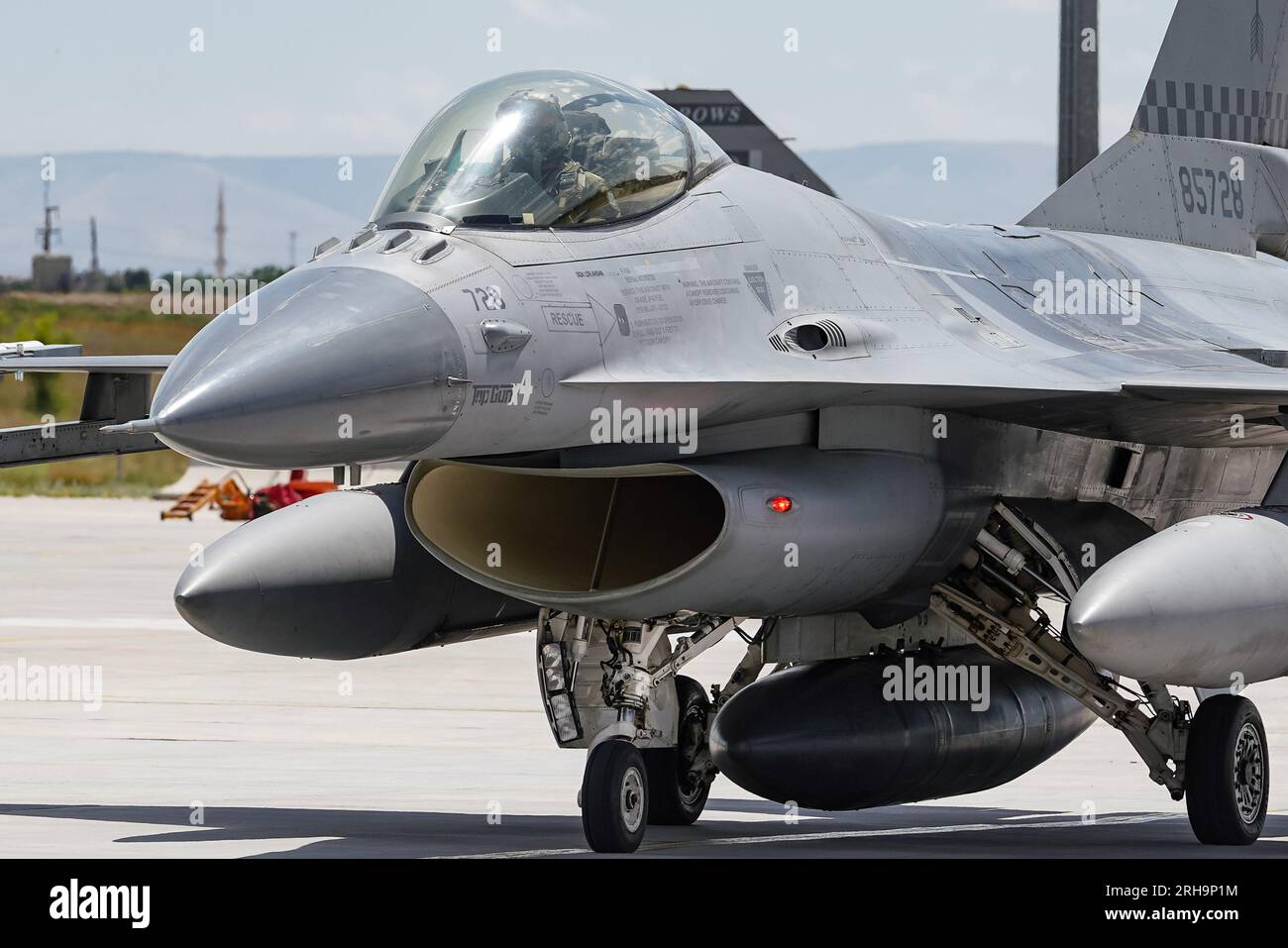 KONYA, TURKIYE - 30. JUNI 2022: Pakistan Air Force General Dynamics F-16A Fighting Falcon (5G-28) Rolling im Flughafen Konya während Anatolian Eagle Air Stockfoto