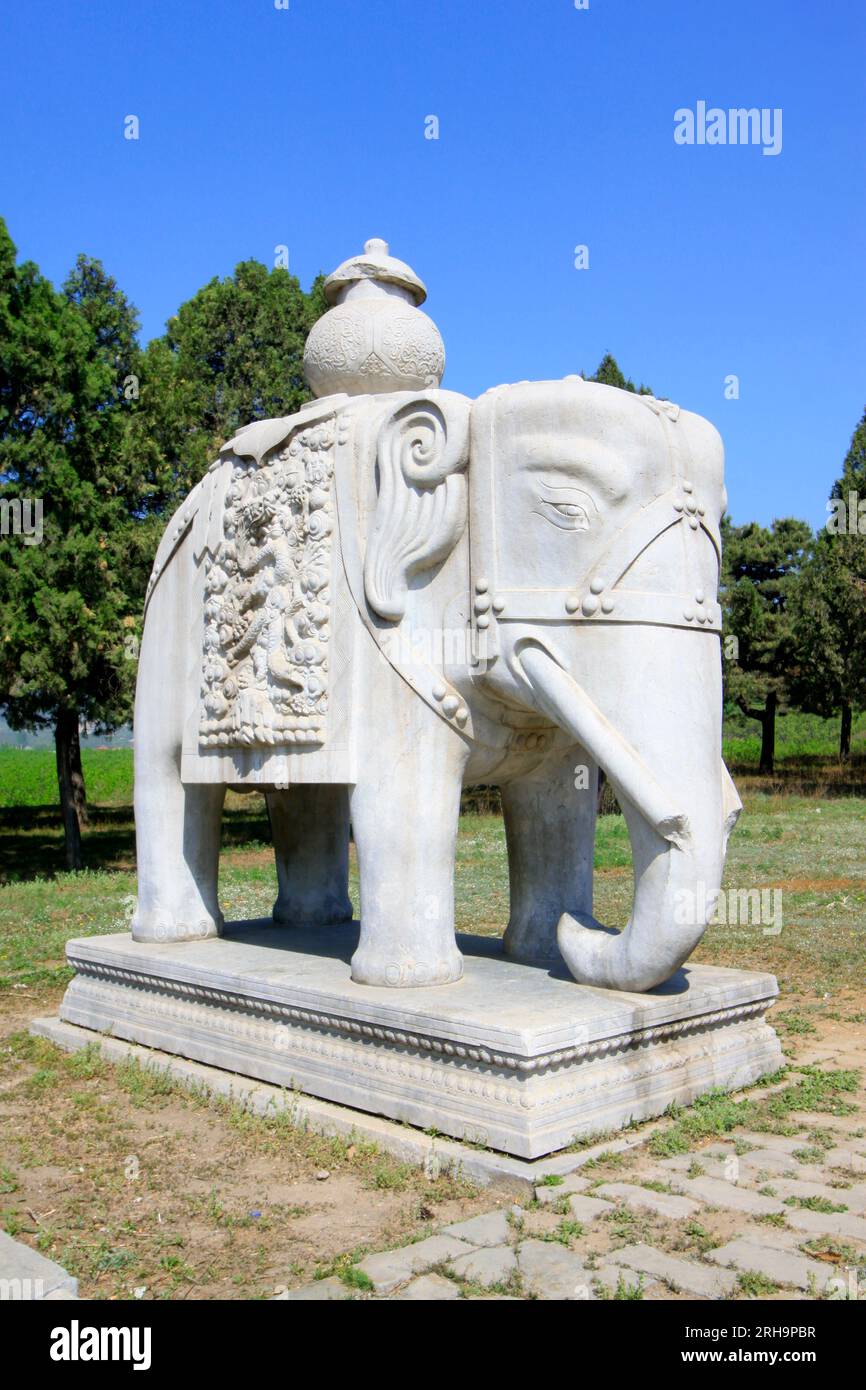 ZUNHUA - 11. MAI: Steinelefant in den östlichen Königsgräbern der Qing-Dynastie am 11. Mai 2013, Zunhua, Provinz Hebei, china. Stockfoto