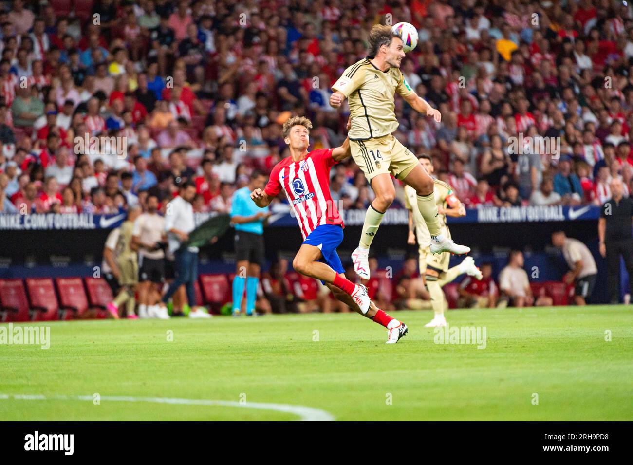 Während des Fußballspiels EA Sports in LaLiga zwischen Atletico Madrid und Granada spielte das Während des Fußballspiels EA Sports in LaLiga zwischen Atletico Madrid und Granada spielte das