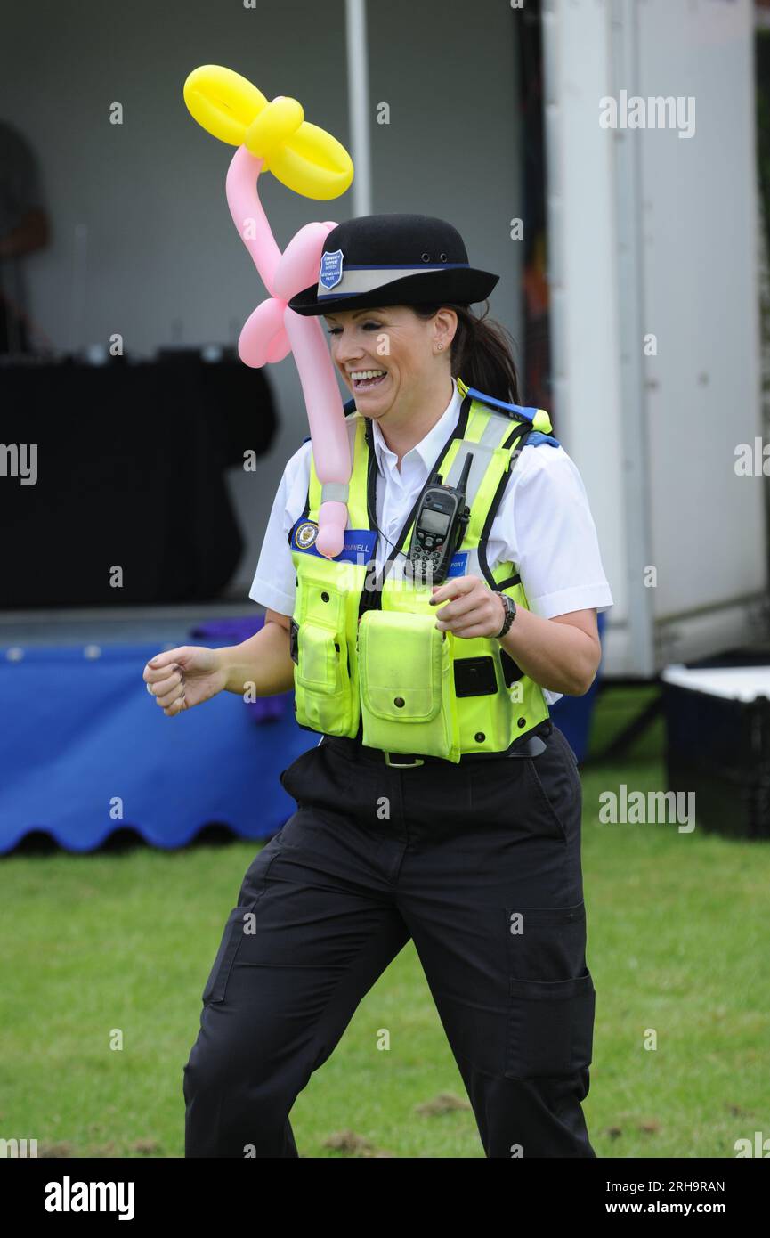 Die Polizei von West Midlands unterstützt Officer dabei, sich in der Sandwell Community Summer Fayre zu Vergnügen Stockfoto