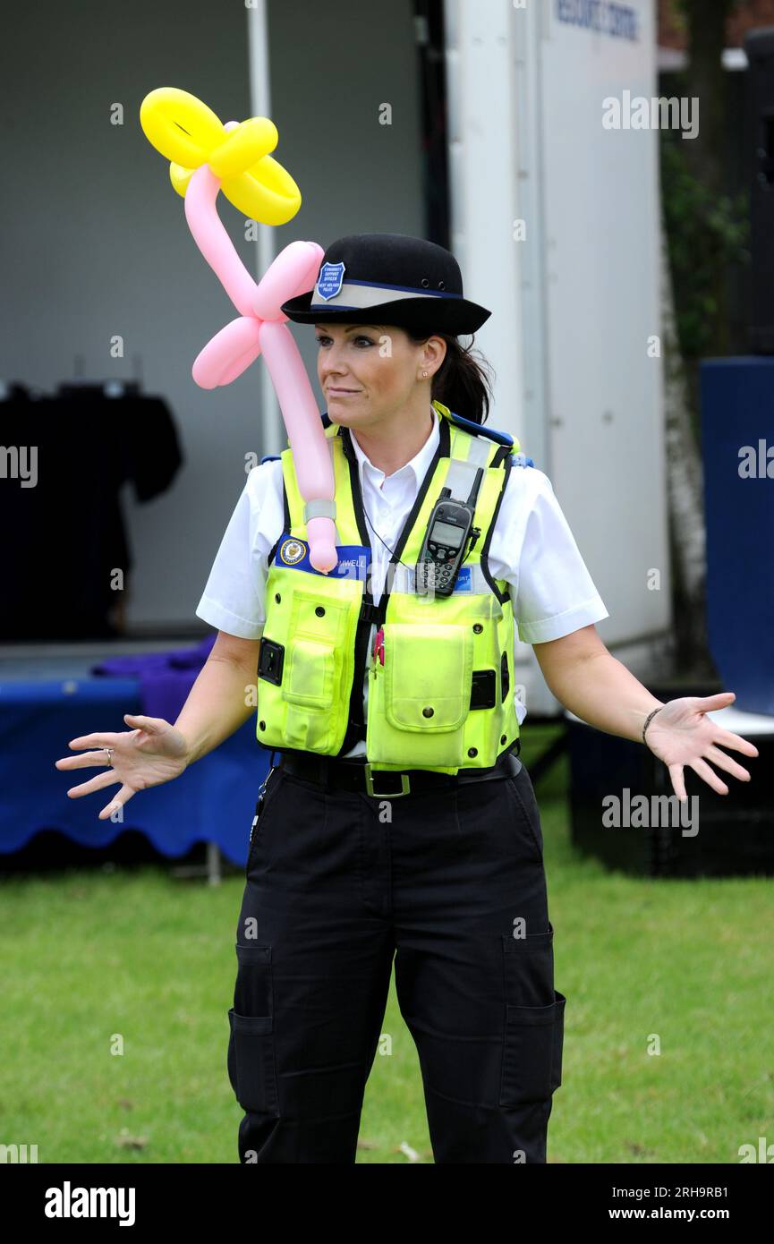 Die Polizei von West Midlands unterstützt Officer dabei, sich in der Sandwell Community Summer Fayre zu Vergnügen Stockfoto