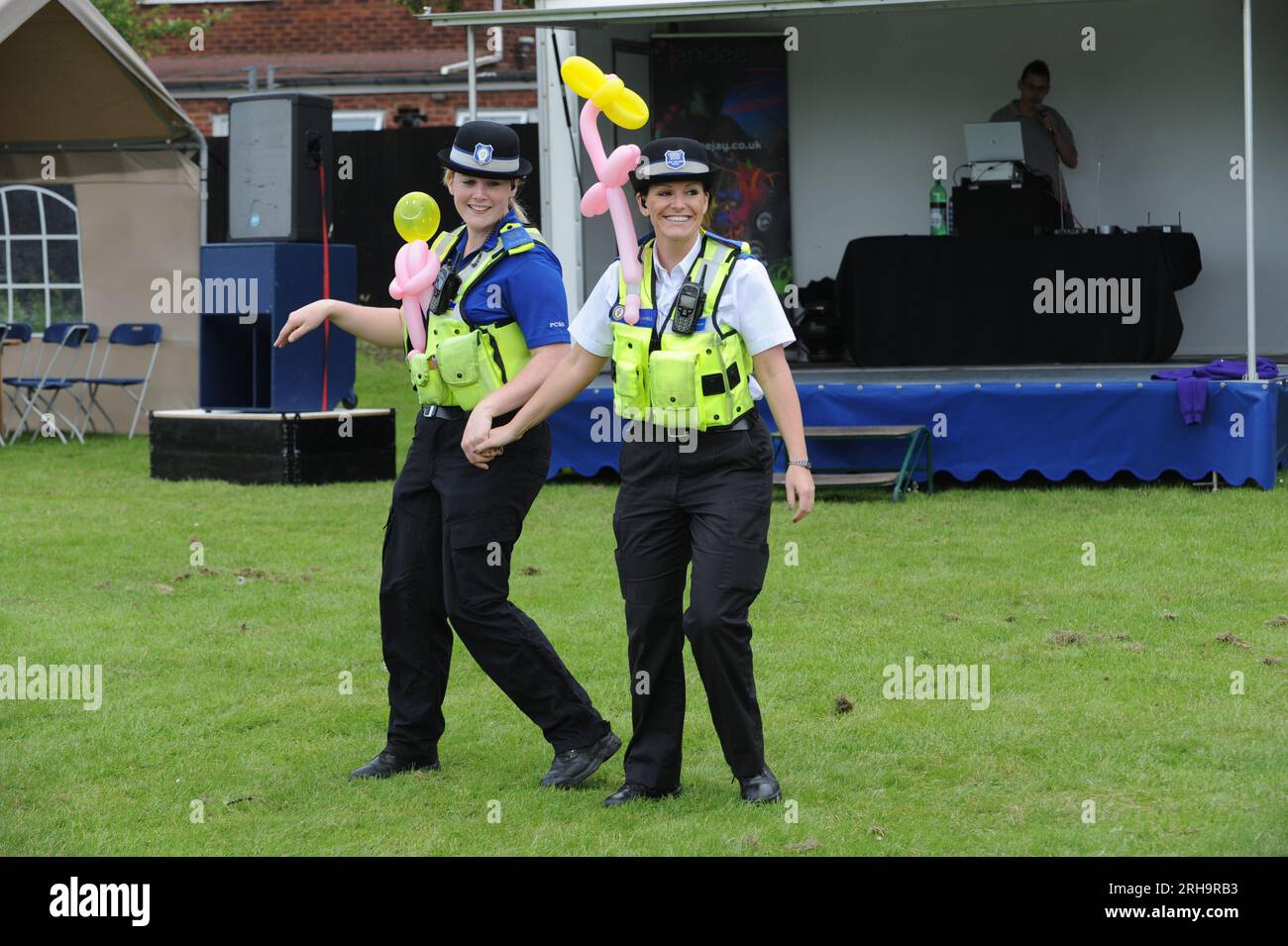 Die West Midlands Police Community unterstützt Offiziere, die sich in der Sandwell Community Summer fayre am Spaß beteiligen Stockfoto