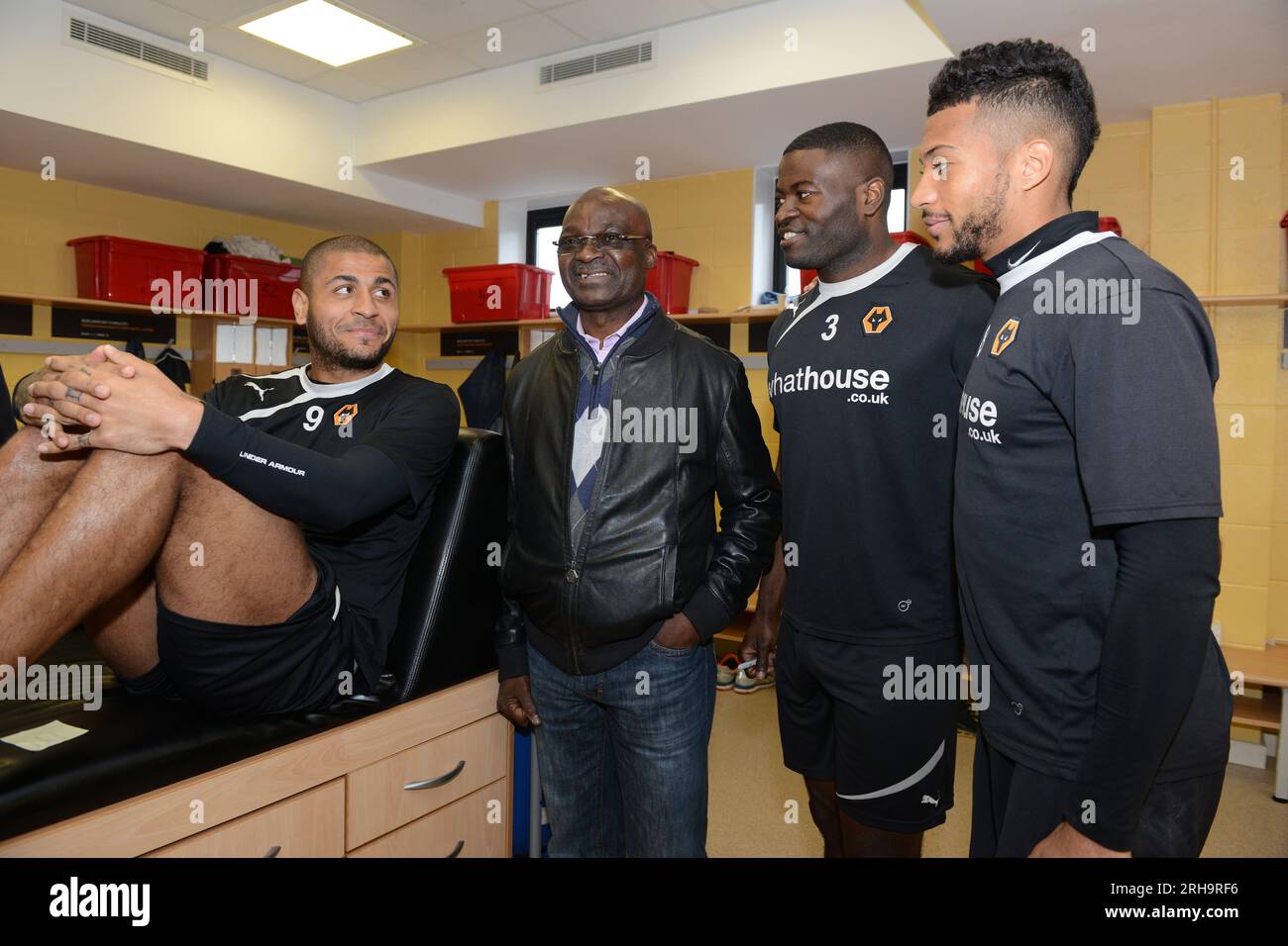 Roger Milla besucht das Trainingszentrum Wolverhampton Wanderers FC in Compton mit den Wolves Leon Clarke, George Elokobi und David Davis. Stockfoto