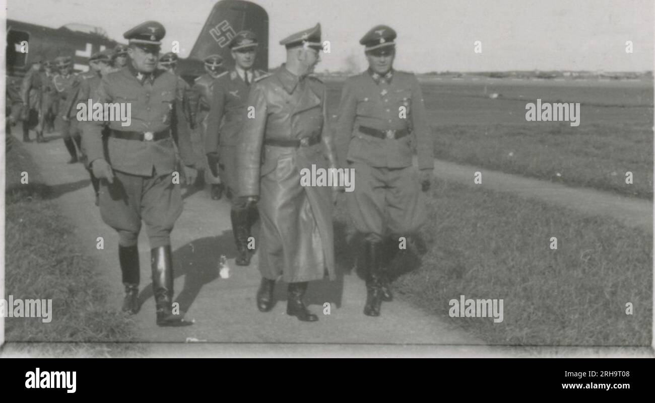 SSFotograf, Hoffmann, Rudi (194344) Soldaten, die sich medizinischen