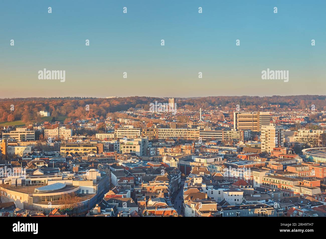 Das Stadtzentrum von Arnheim, Niederlande, aus der Vogelperspektive am Nachmittag Stockfoto