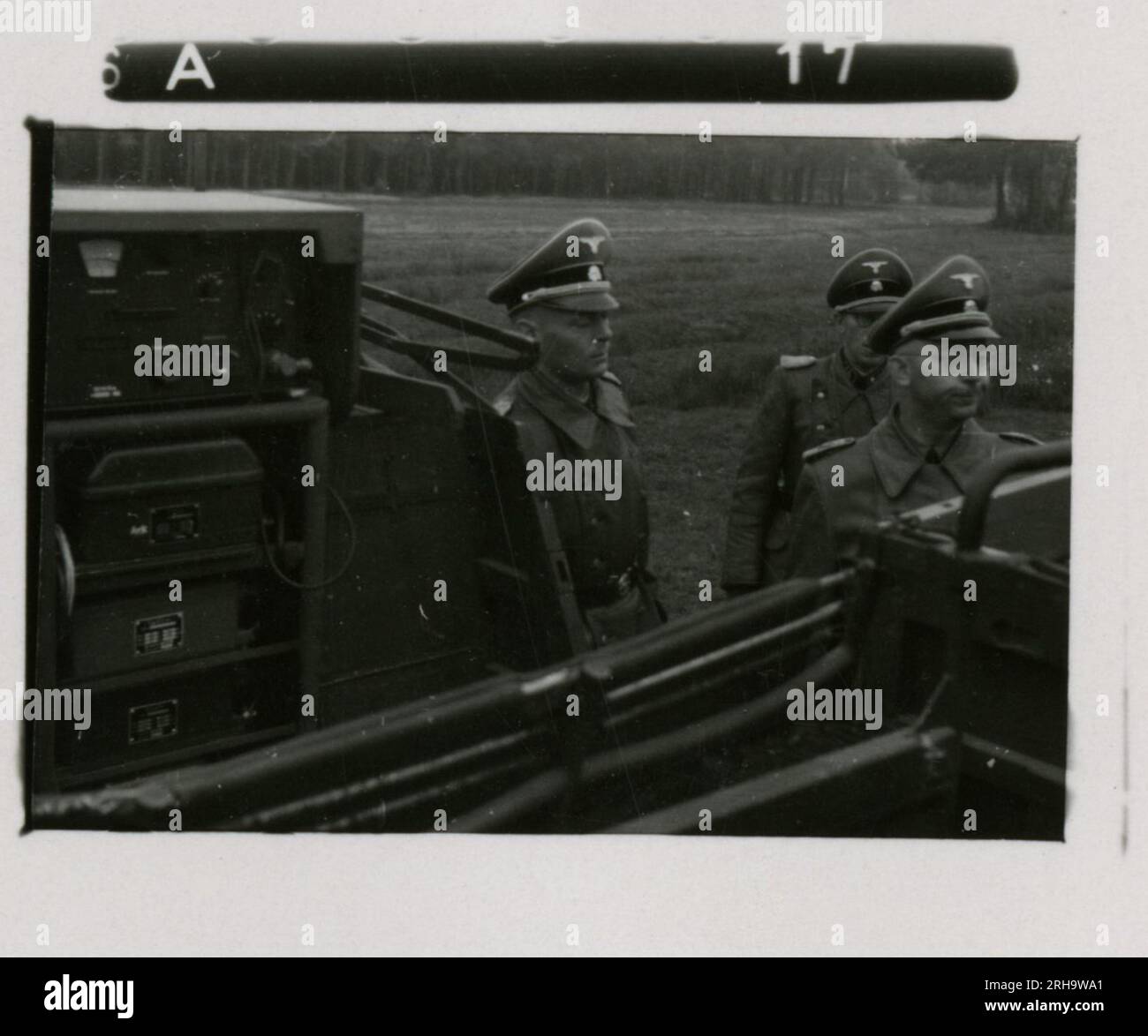 SS-Fotograf, Hofstäter (1943) Himmler, beobachtete Angriffsgewehr und Ameisenpanzer-Range-Training. Stockfoto