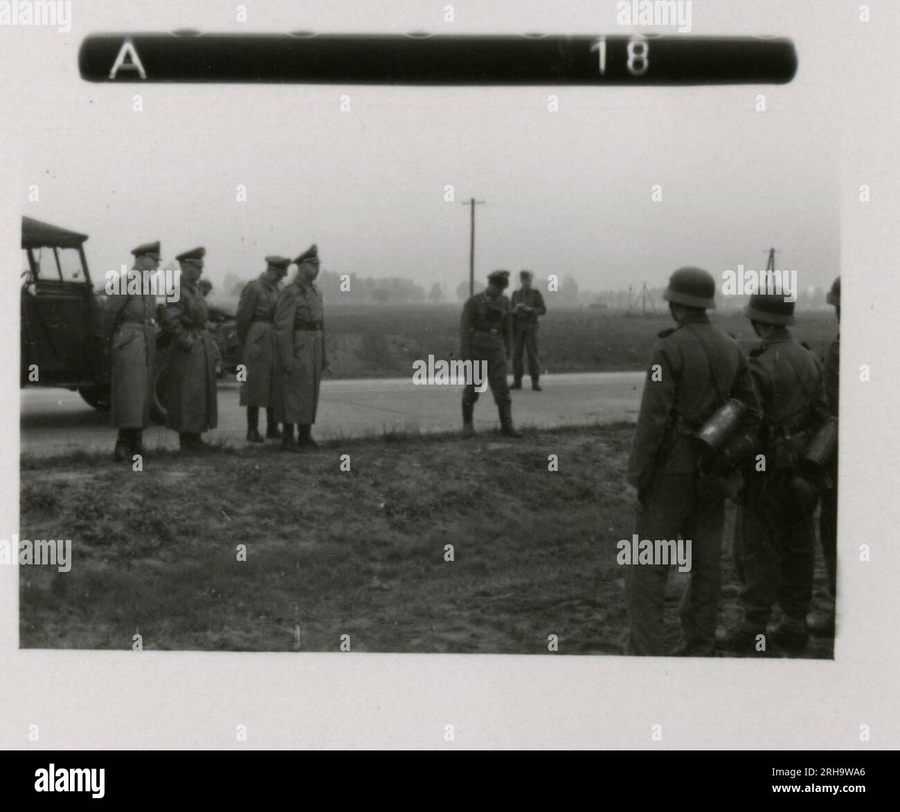 SS-Fotograf, Hofstäter (1943) Himmler, beobachtete Angriffsgewehr und Ameisenpanzer-Range-Training. Stockfoto