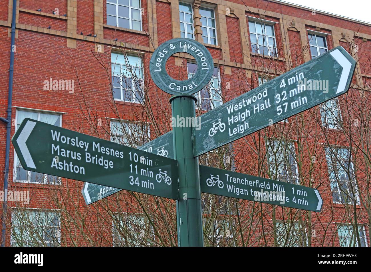 Sehenswürdigkeiten am Leeds und Liverpool Canal Fingerpost, Trencherfield Mill, Wigan, Lancashire, England, WN3 4EF Stockfoto