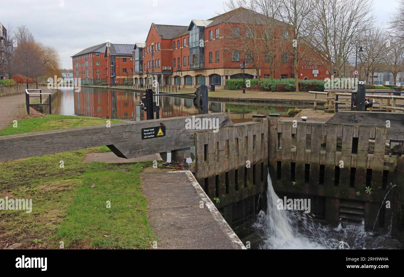 Geschlossene Schleusentore am Leeds Liverpool Canal, Wigan Investment Centre WMDC, ein modernes Bürogebäude Stockfoto