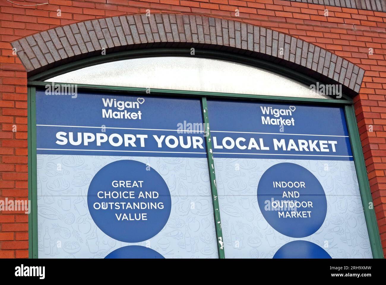 Unterstützen Sie Ihren lokalen Markt – 1 Mesnes St, Wigan, Greater Manchester, England, UK, WN1 1AR - Wigan Market Hall 1987 Stockfoto