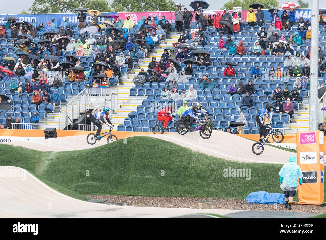 UCI Cycling World Championships 2023 - Zuschauer und Junior Men bmx fahren im Glasgow bmx Center während eines Regenschauer, Schottland, UK Stockfoto