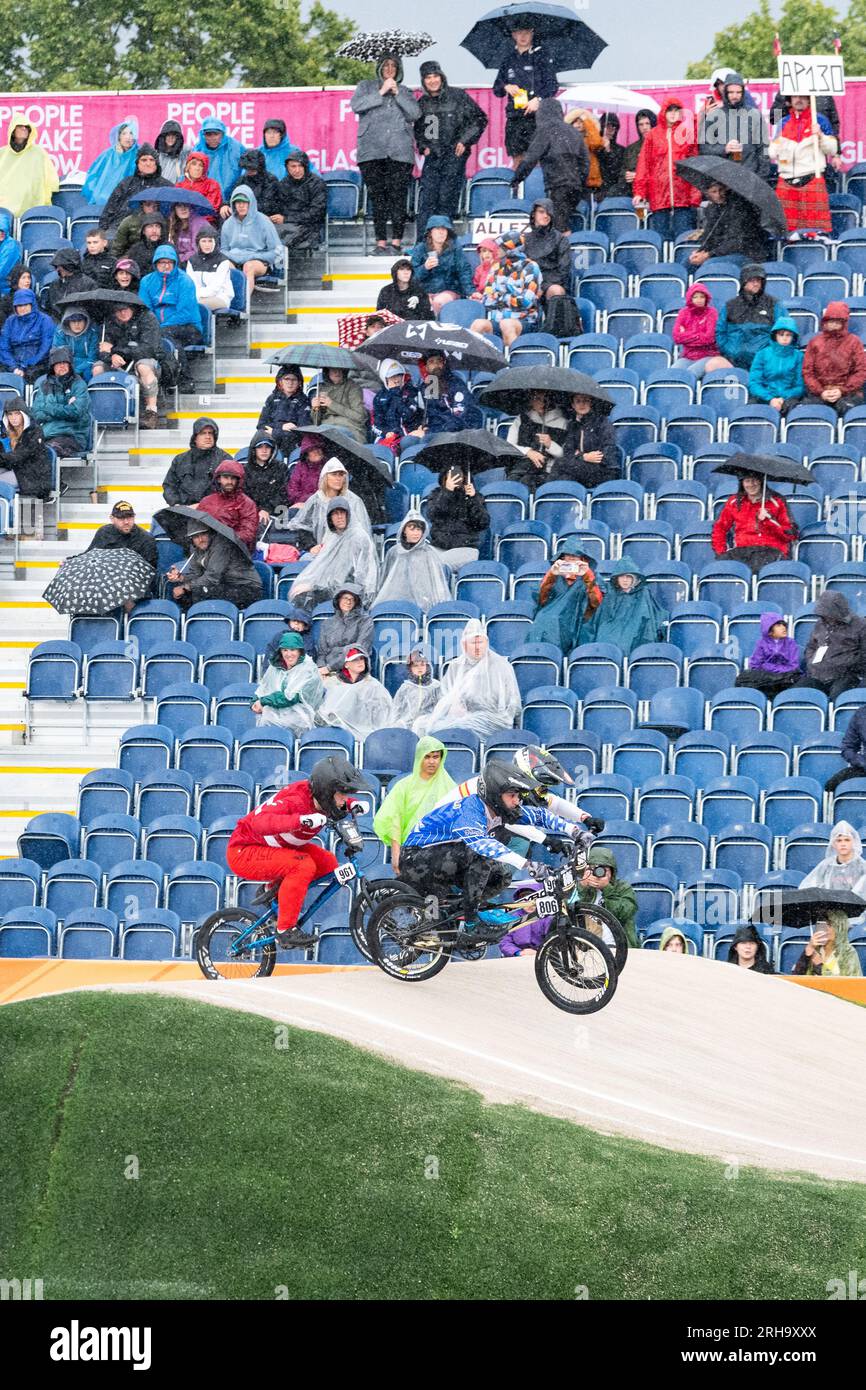 UCI Cycling World Championships 2023 - Zuschauer und Junior Men bmx fahren im Glasgow bmx Center während eines Regenschauer, Schottland, UK Stockfoto