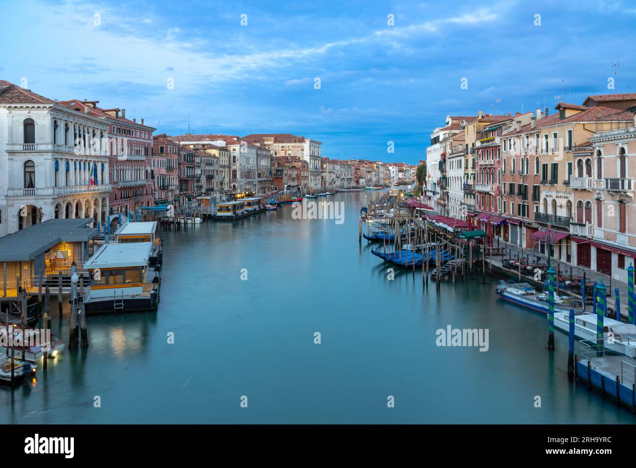 Blick von der Rialto-Brücke nach Canale Grande, Venedig, am Morgen Stockfoto
