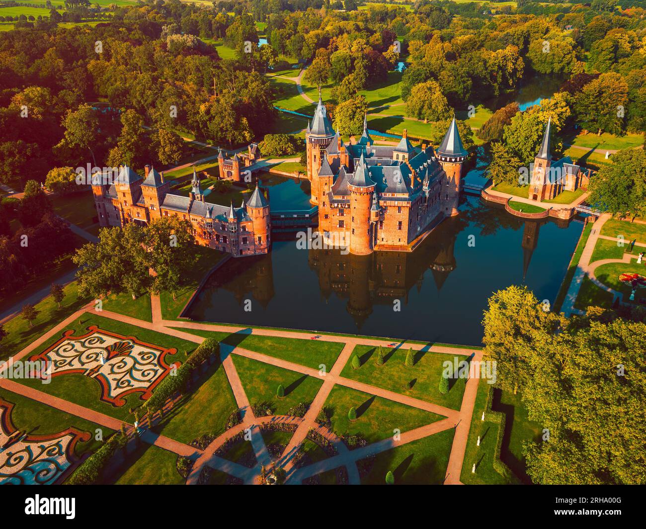 High Angle Drone Point of View auf De Haar Castle in Haarzuilens, Utrecht, Niederlande um den Sonnenuntergang am Sommertag. Das Schloss wurde 1907 erbaut. Stockfoto