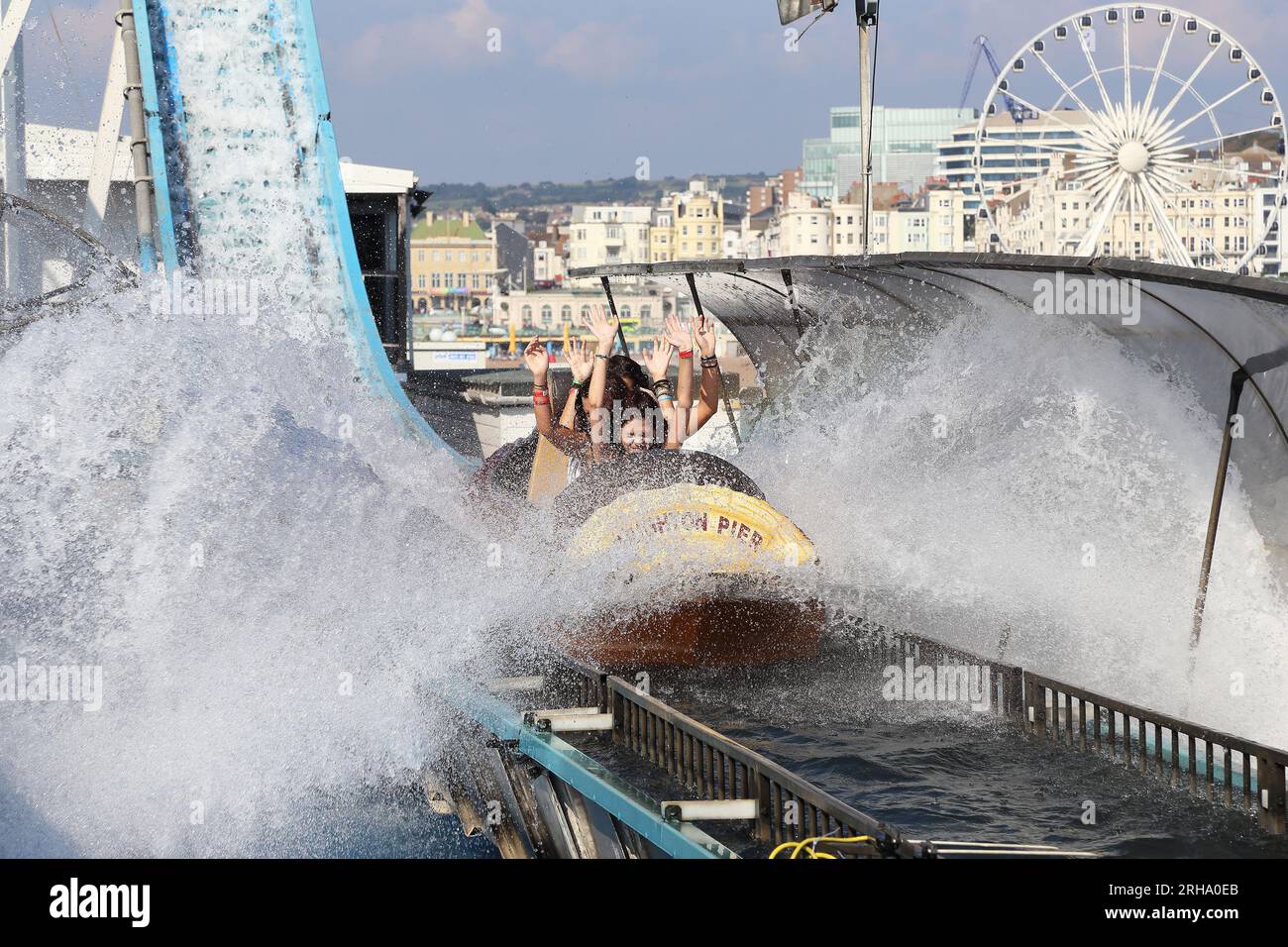 BRIGHTON, GROSSBRITANNIEN - 16. SEPTEMBER 2014: Besucher haben Spaß an den Wasserattraktionen am Brighton Pier. Stockfoto