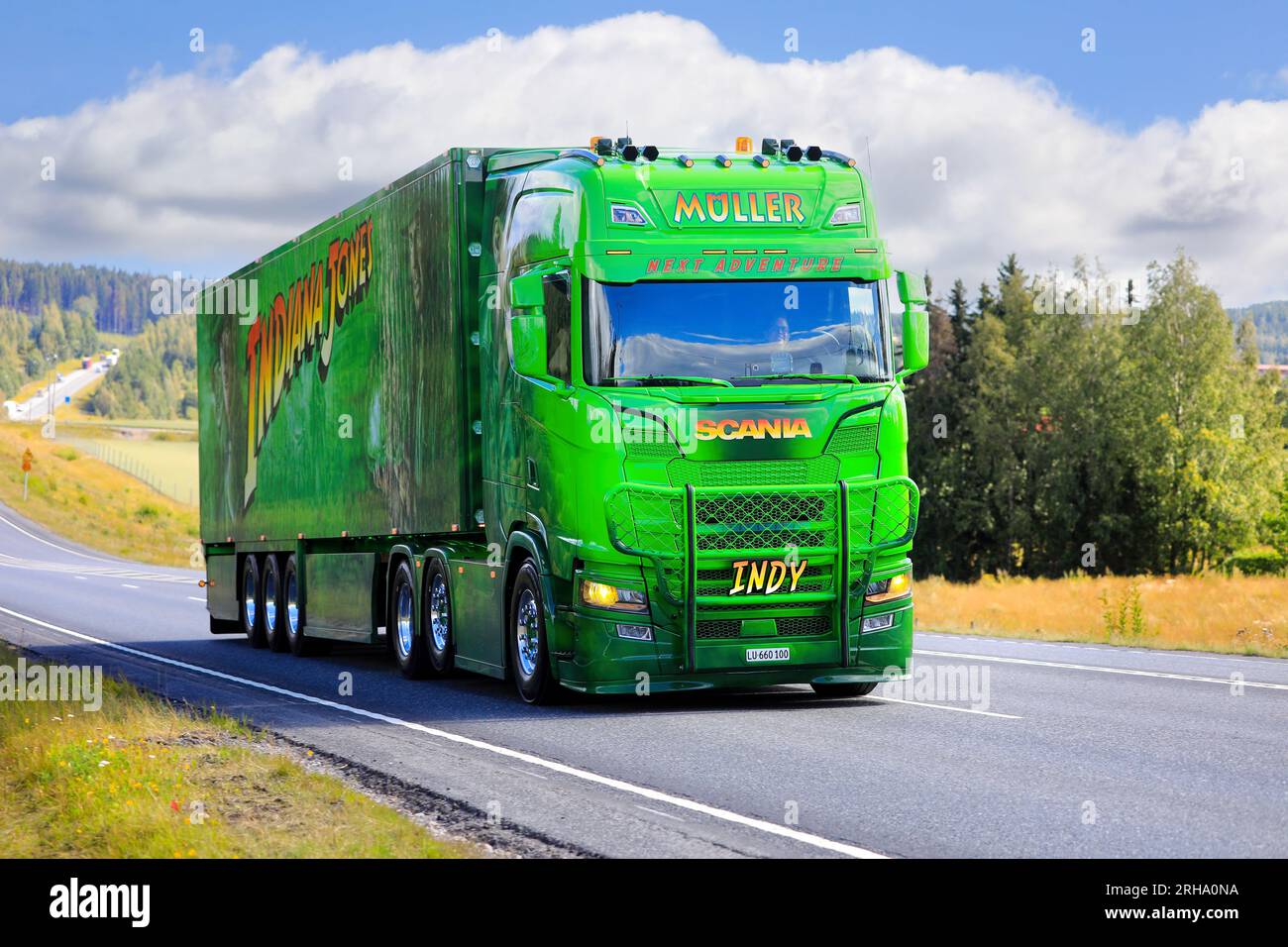 Der wunderschöne Scania 660S Lkw-Auflieger Indiana Jones aus Müller Ermensee, Schweiz Scania im Konvoi zur Power Truck Show. Finnland, 10. August 2023. Stockfoto