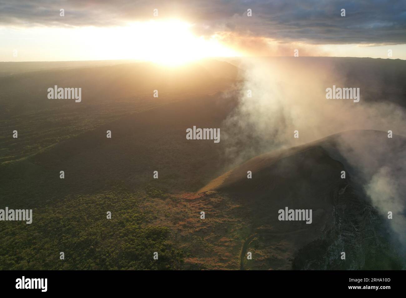 Farbenfrohe vulkanische Landschaft in Nicaragua mit Emissionsgas beleuchtetem Sonnenuntergang Stockfoto
