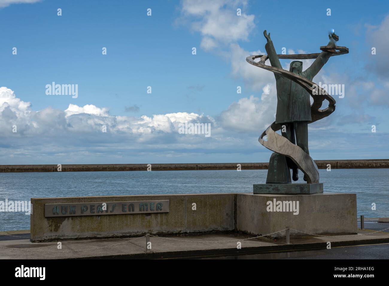 Port-en-Bessin-Huppain, Frankreich - 07 24 2023: Denkmal für Peris auf See im Hafen Stockfoto