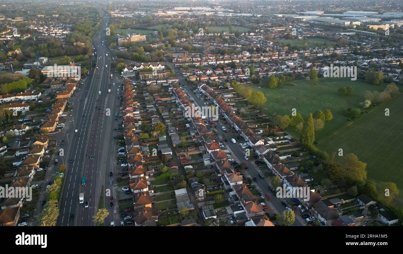 Luftaufnahme von neuen und alten Häusern auf einem Wohngebiet in Großbritannien, aufgenommen mit DJI Mini 3 Pro im Jahr 4K Stockfoto
