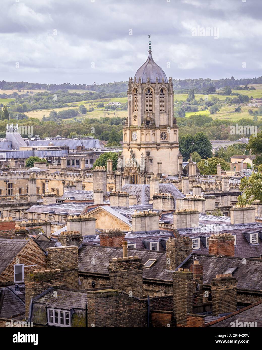 Der Tom Tower erhebt sich über den Dächern von Oxford und stammt vom Turm der University Church of St Mary the Virgin Stockfoto