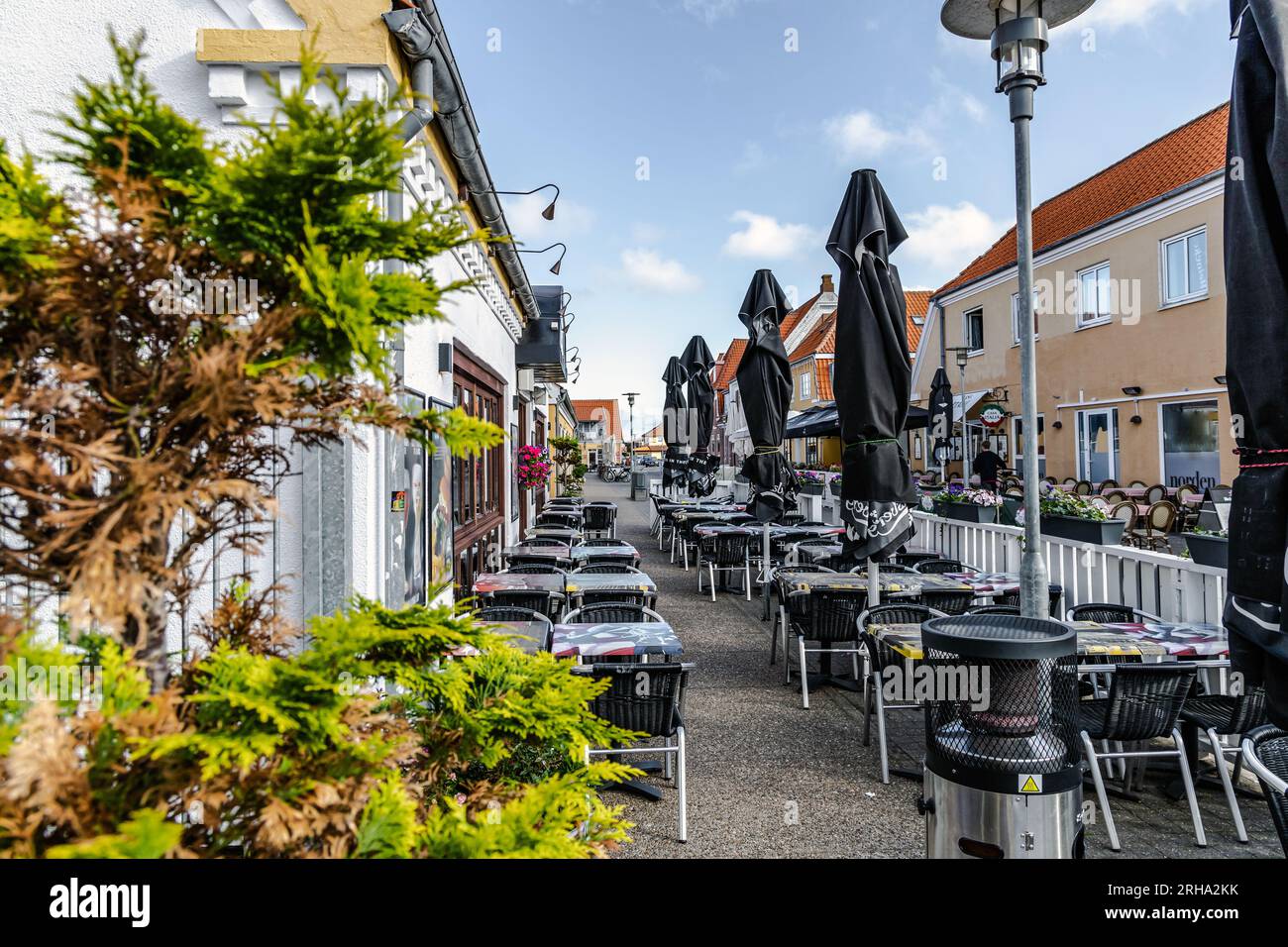 Sommerrestaurant auf der Straße der Stadt. Leere Sommerterrasse mit Tischen und Stühlen. Café im Freien. Stockfoto