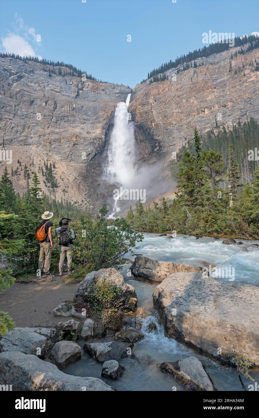 Yoho National Park, British Columbia, Kanada – 06. August 2023: Zwei Personen sehen die Takakkaw Falls und den Yoho River Stockfoto