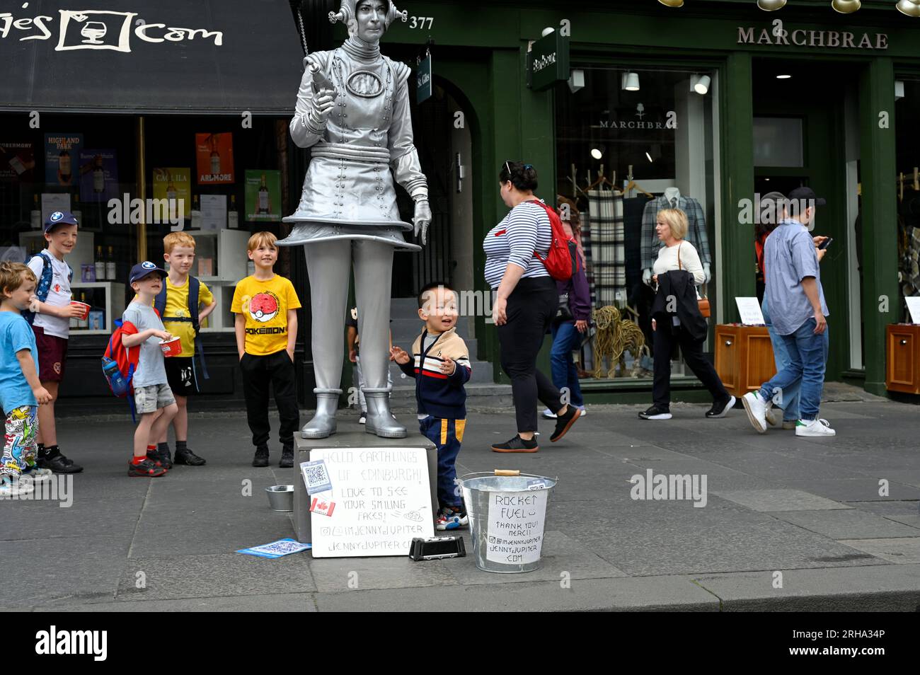 Edinburgh, Schottland, Großbritannien. 15. Aug 2023. Edinburgh Fringe: Jenny Jupiter der Alien interagiert auf der Royal Mile mit Kindern. Kredit: Craig Brown/Alamy Live News Stockfoto