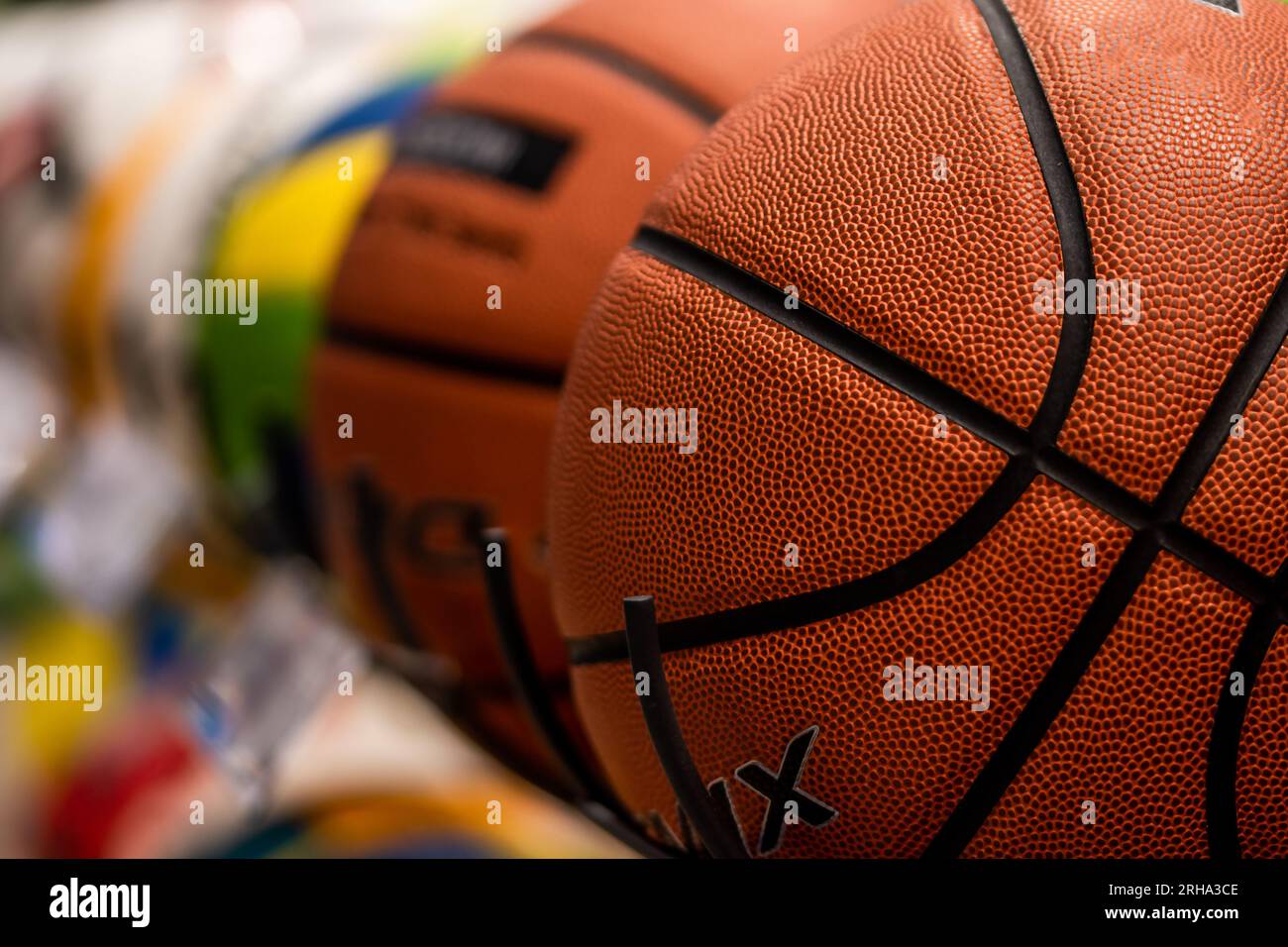 Basketbälle auf dem Regal des Sportgeschäfts, im Sportgeschäft Stockfoto