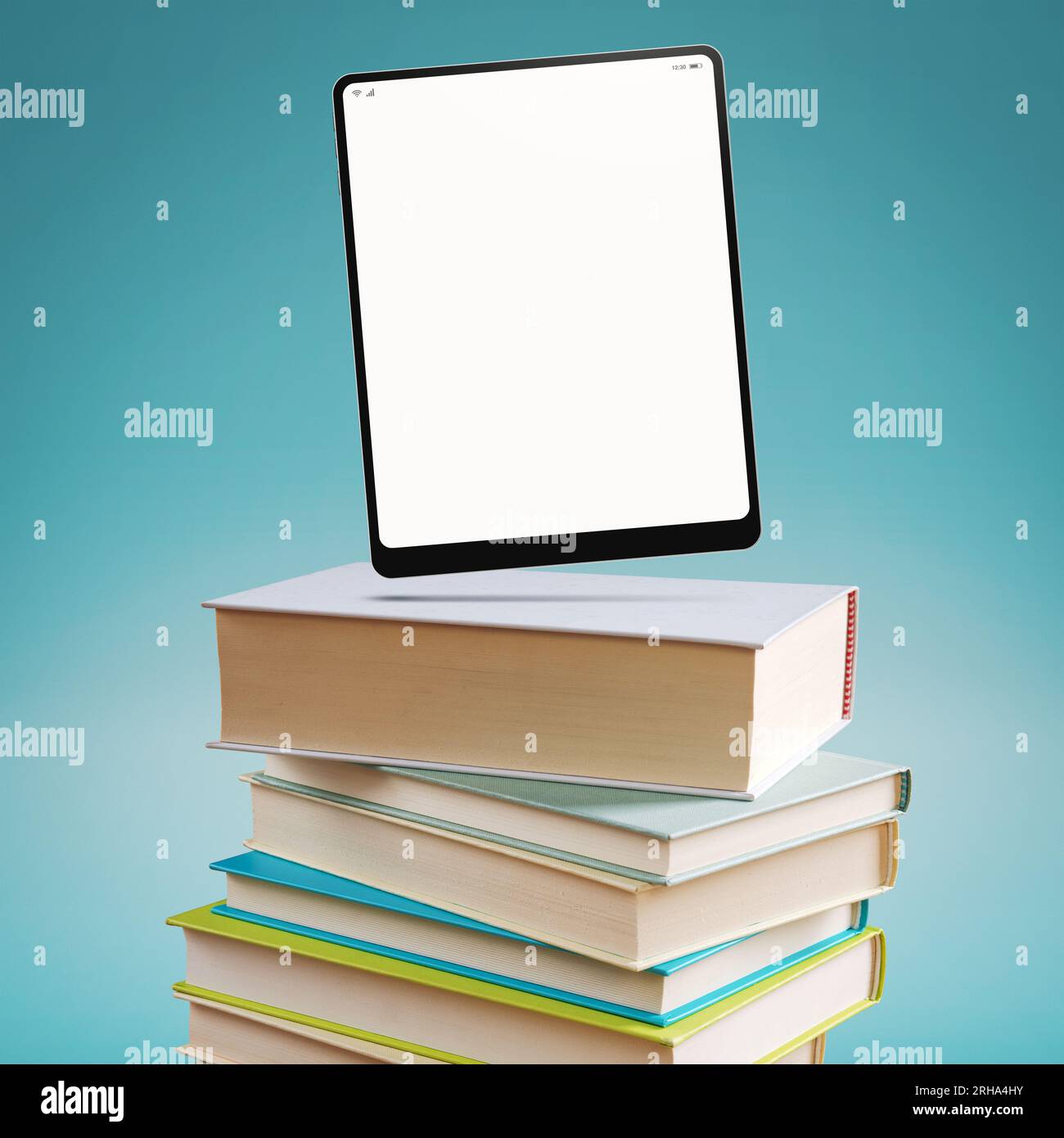 Digitales Tablet mit leerem Bildschirm auf einem Stapel Bücher: Lernkonzept und E-Book-Konzept Stockfoto