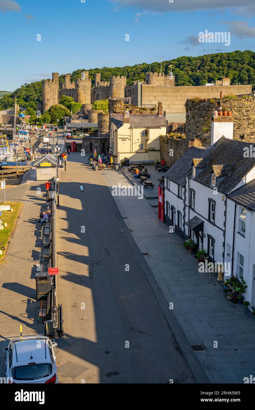 Blick auf den Fluss von den Stadtmauern von Conwy North Wales Stockfoto