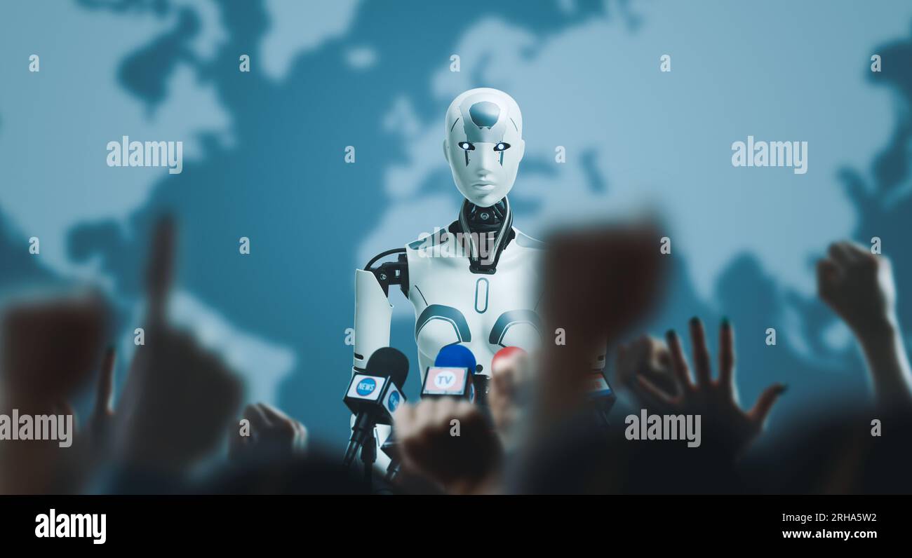 Android-KI-Roboter, der auf der internationalen Pressekonferenz spricht, und fröhliche Leute, die ihre Hand heben Stockfoto