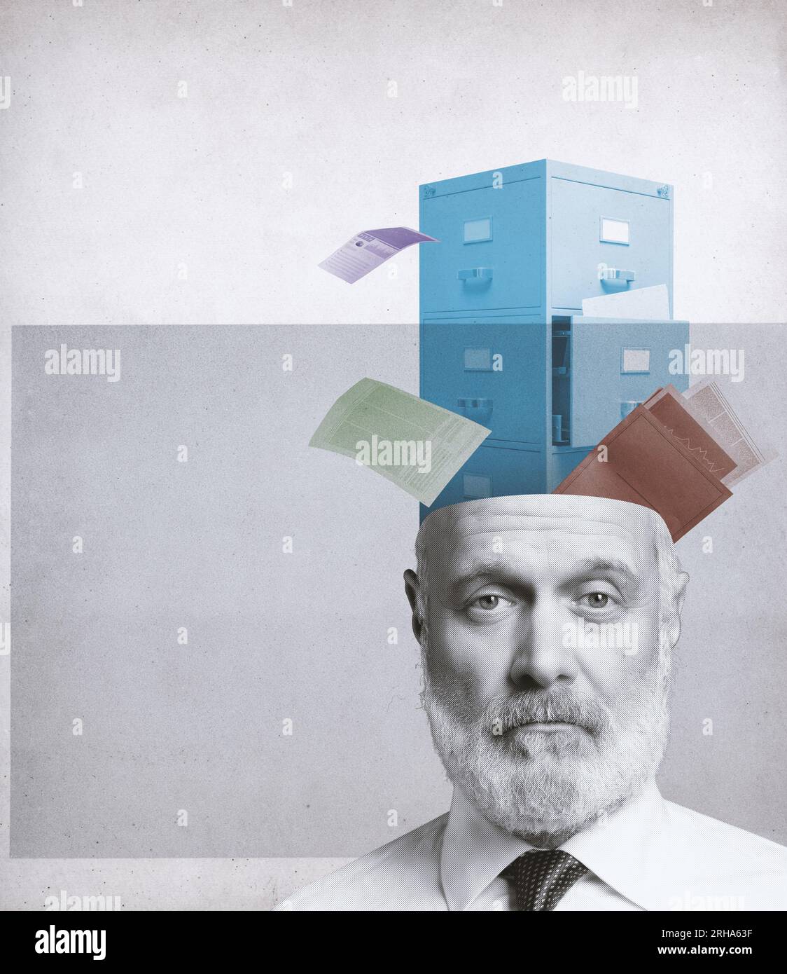 Geschäftsmann mit Daten- und Aktenschränken in seinem Kopf, Gedächtnis- und Planungskonzept, Kopierraum Stockfoto