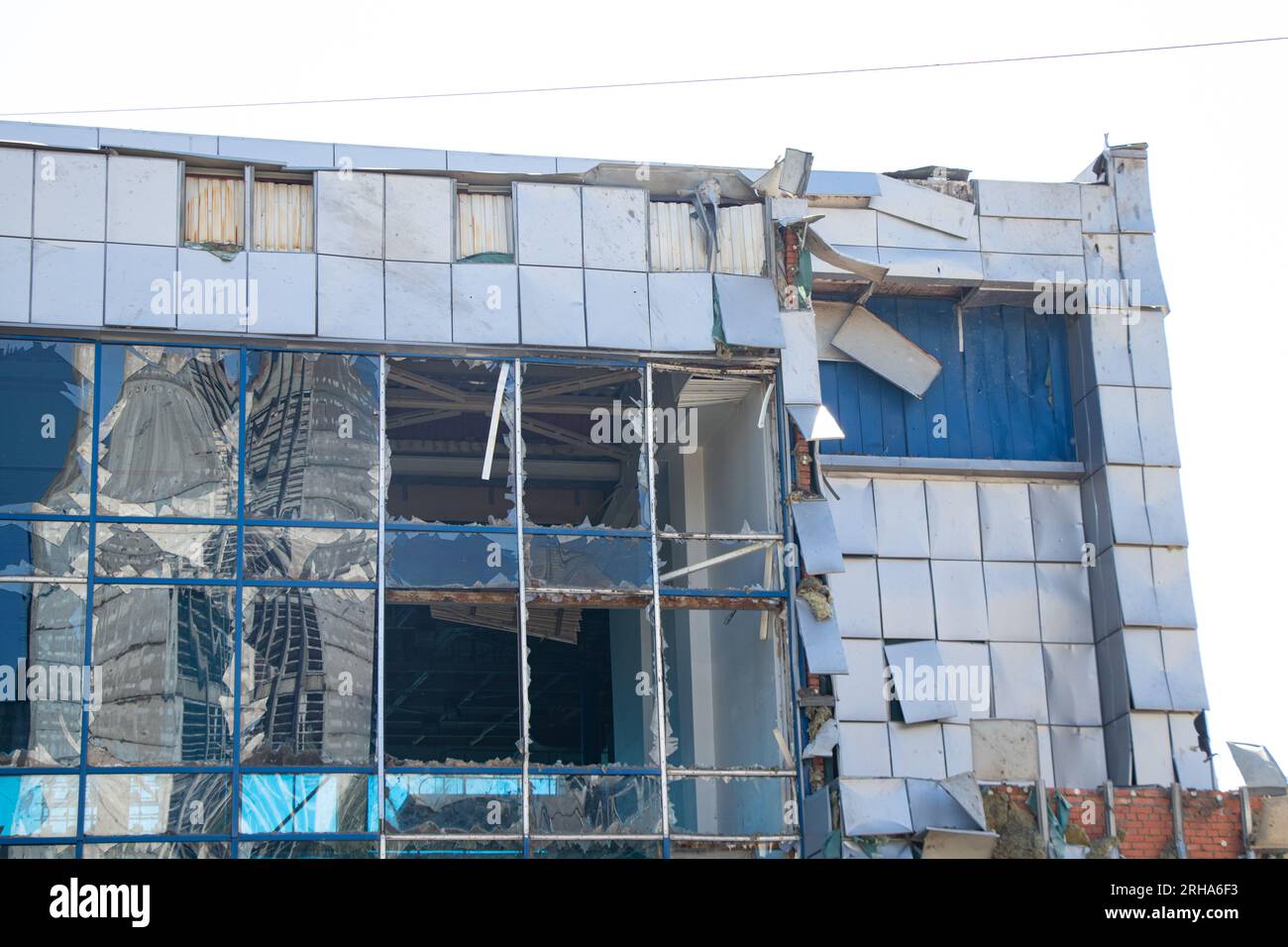 Russische Raketen griffen das Schwimmbadgebäude in der Stadt Dnipro in der Ukraine an, die Bombe explodierte am 15. August in der Nähe des Schwimmbadgebäudes. Stockfoto