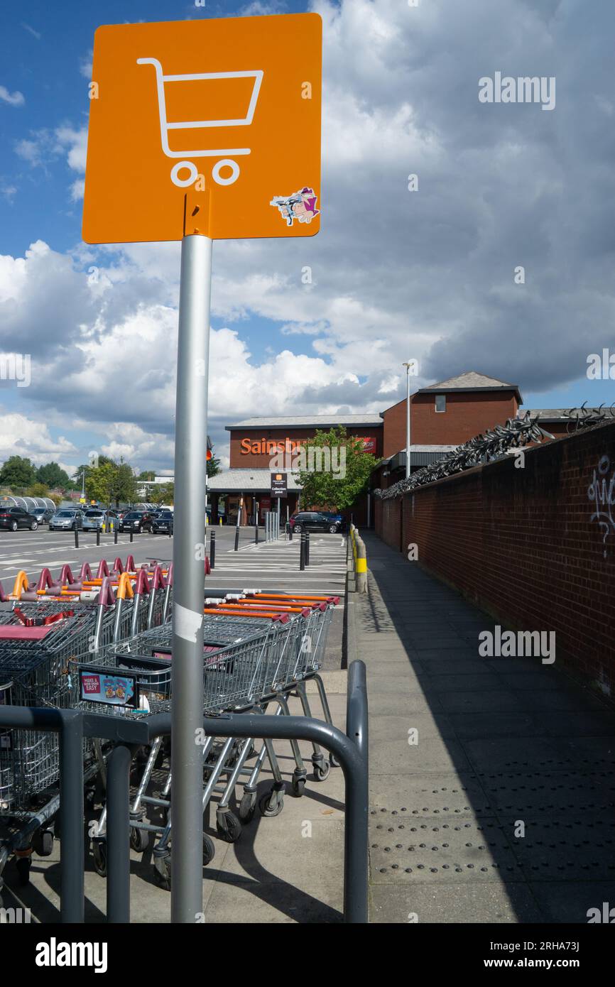 Trolleys parkten vor Sainsbury's Supermarkt, Chiswick, London Stockfoto