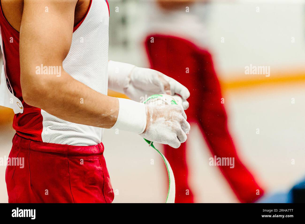 Hände männlicher Gymnast in Handgelenkwicklungen und Kreide Stockfoto