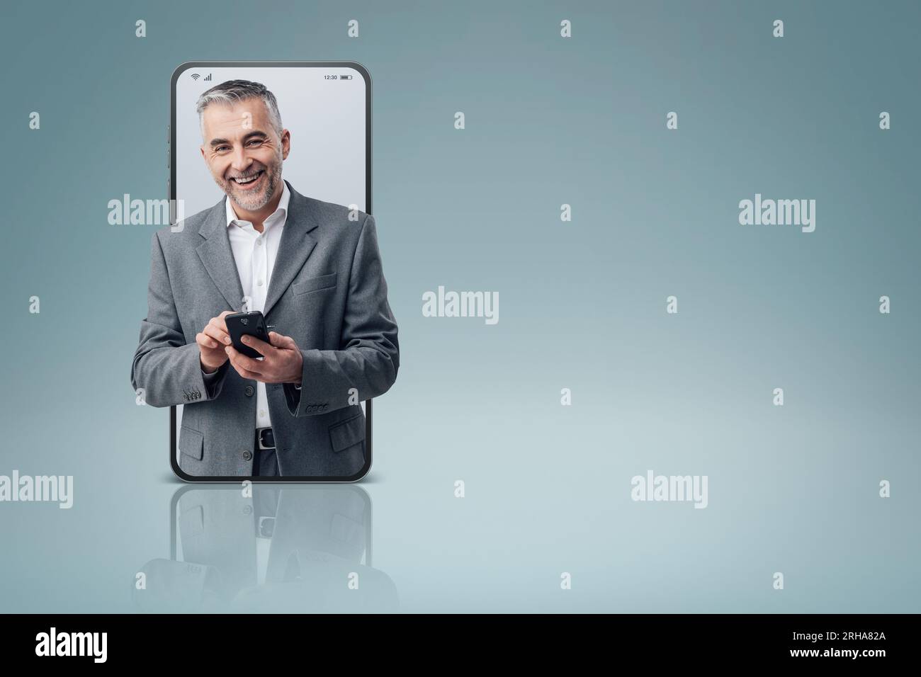 Selbstbewusster, erfahrener Geschäftsmann, der Apps nutzt und SMS in einem Smartphone-Videoanruf und einem lächelnden Online-Service-Konzept sendet Stockfoto