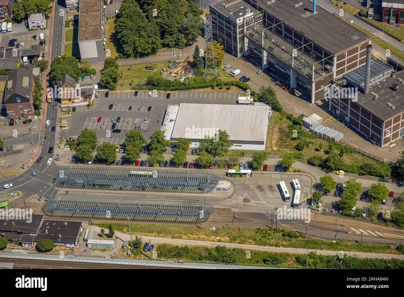 Luftaufnahme, Bahnhof Sterkrade, Busbahnhof, Netto Market, EVO Energieversorgung Oberhausen AG, Sterkrade Mitte, Oberhausen, Ruhrgebiet, Nord Rh Stockfoto