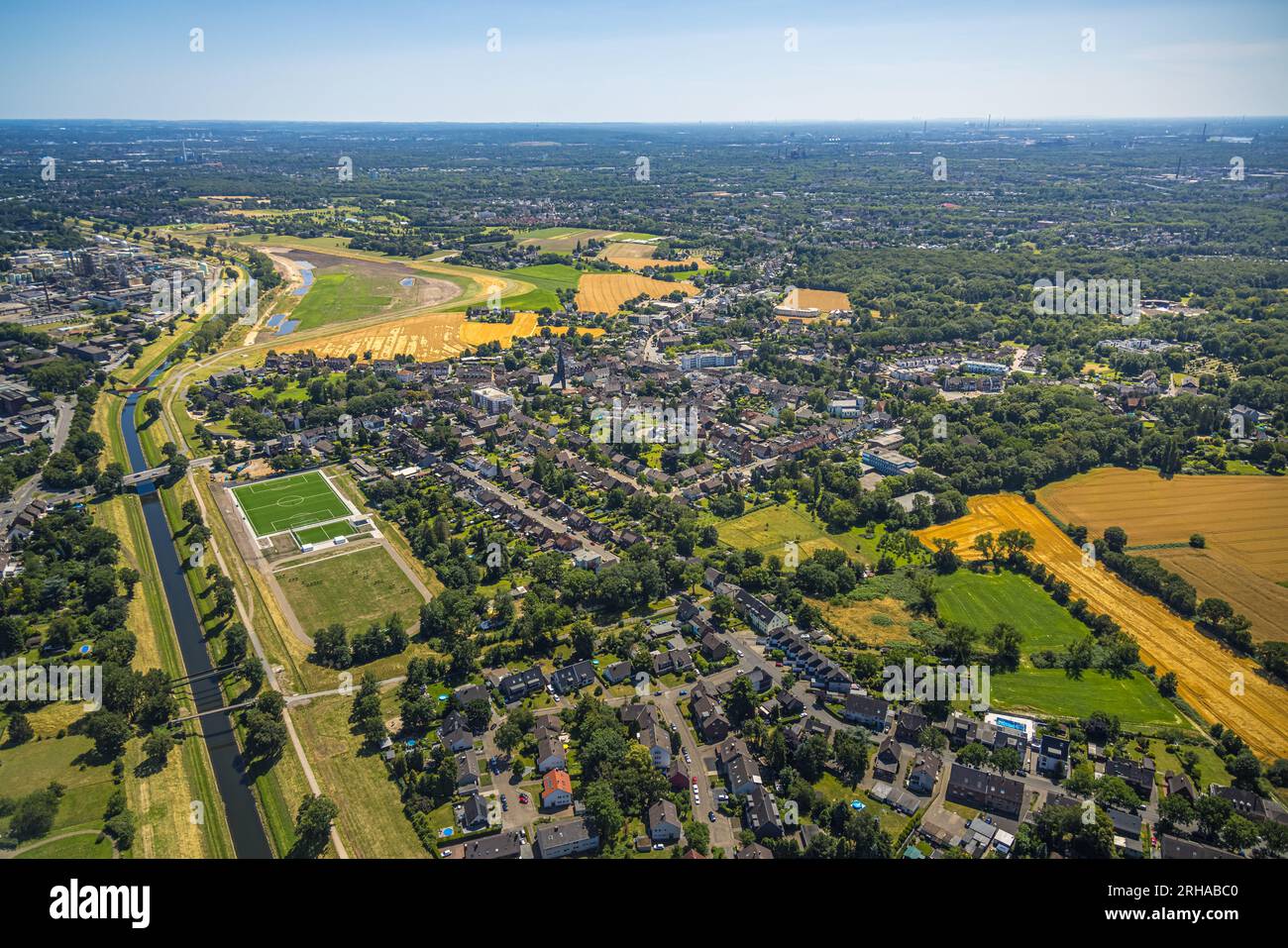 Luftaufnahme, Sportplatz von tun Grün-Weiss Holten, Stadtblick Holten, Oberhausen, Ruhrgebiet, Nordrhein-Westfalen, Deutschland, DE, Europa, Fußballfeld Stockfoto