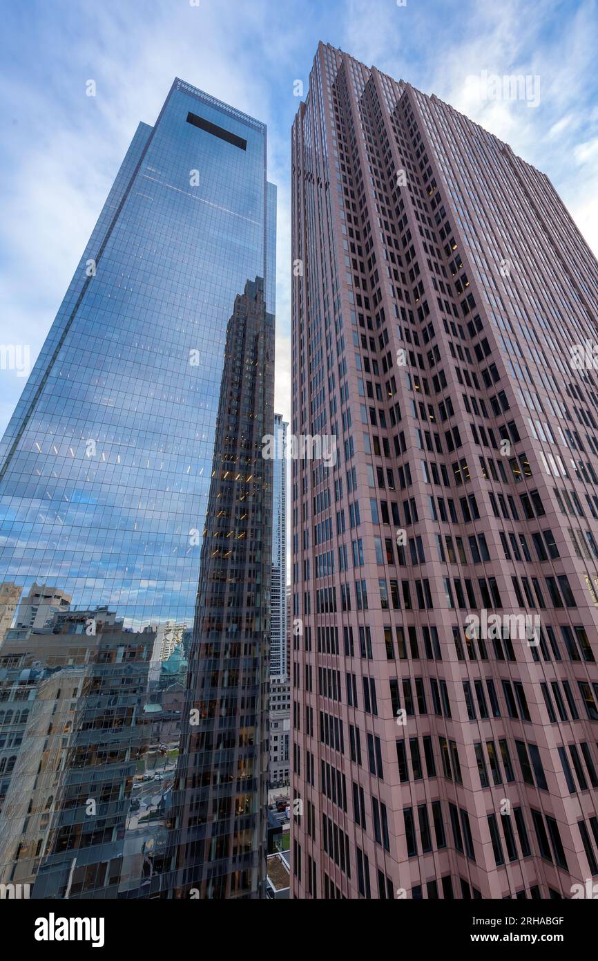 Die Glaswände der Wolkenkratzer im Zentrum von Philadelphia, Pennsylvania, spiegeln sich bei Sonnenuntergang. Stockfoto